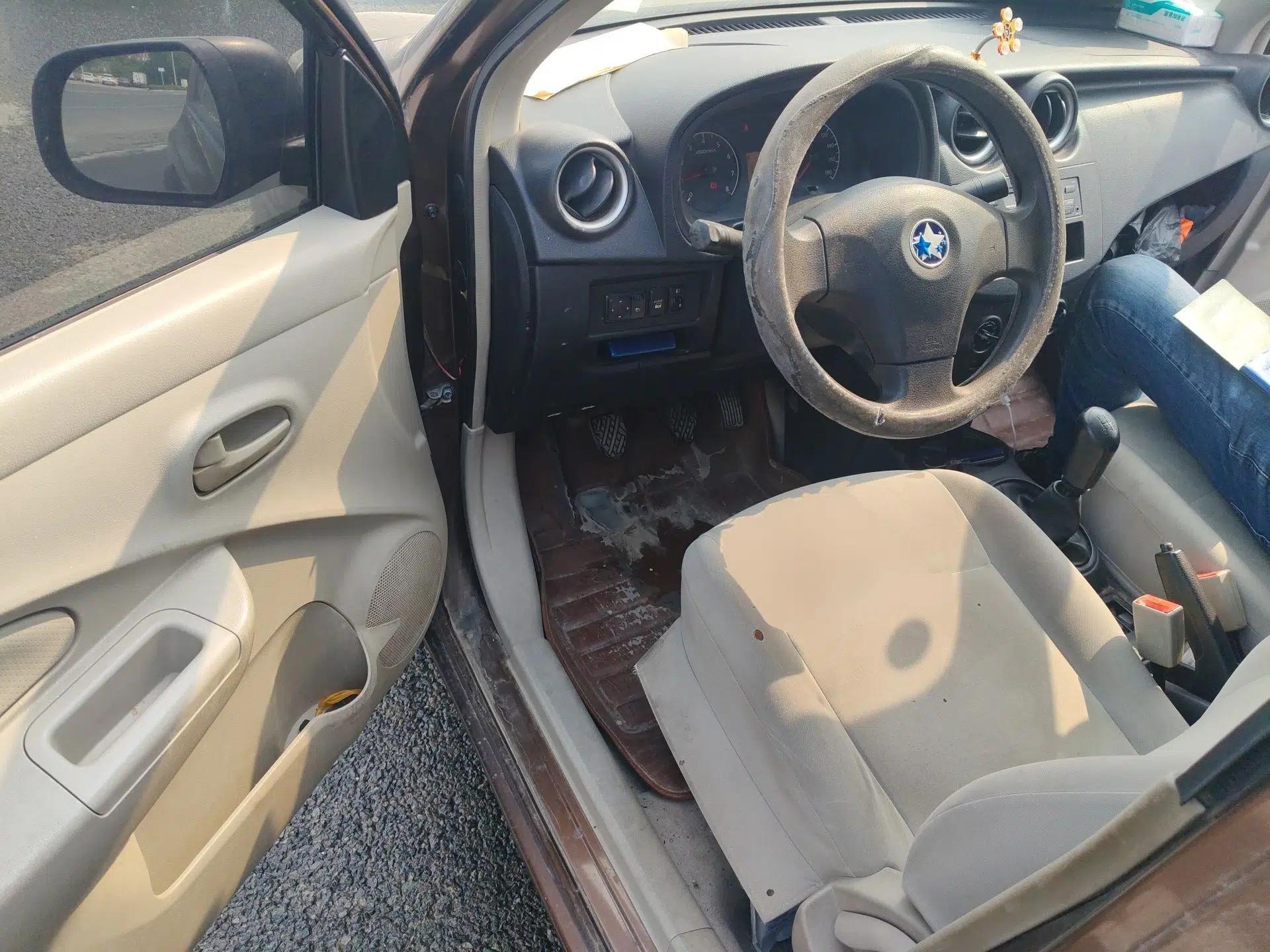Venucia R30 2014 1.2L Manual Enjoyment Edition — миниатюра 17
