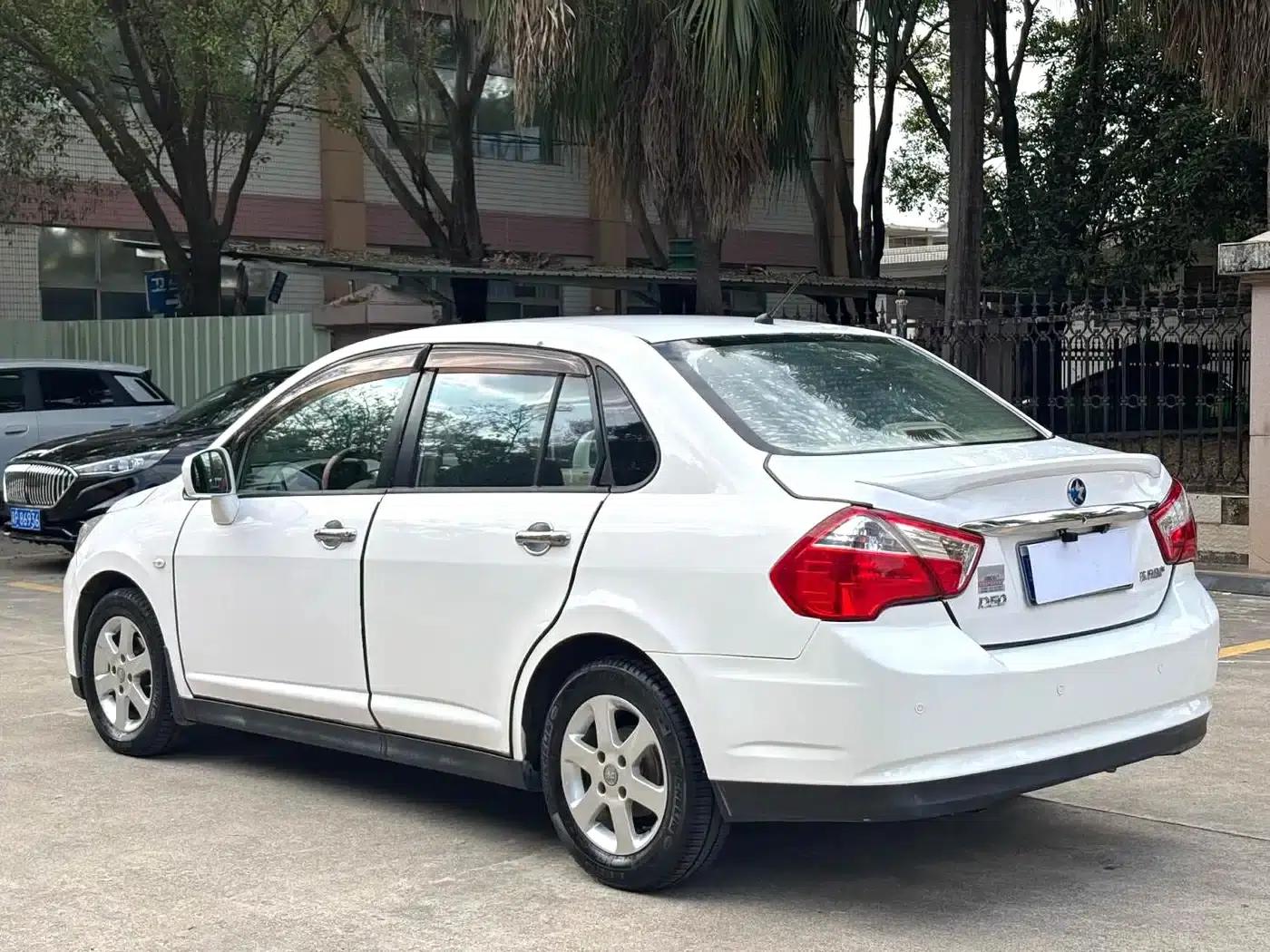 Venucia D50 2013 1.6L Automatic Fashion Edition — миниатюра 7