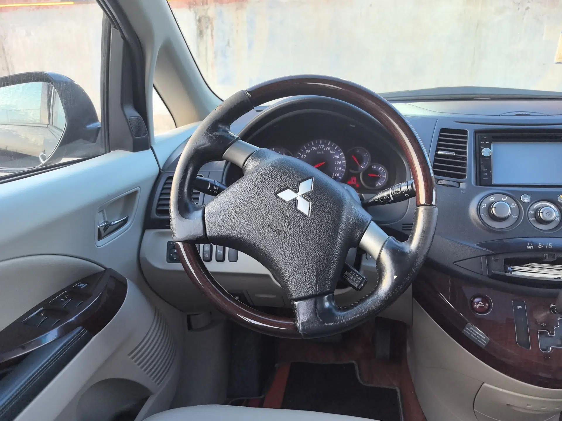 Mitsubishi Grandis 2009 2.4 6-Seater Elite Edition — миниатюра 11