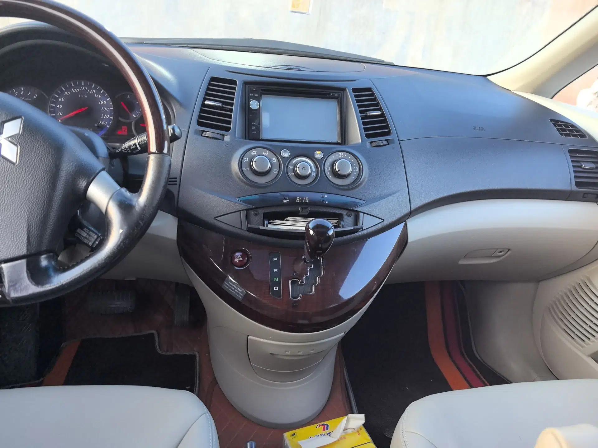Mitsubishi Grandis 2009 2.4 6-Seater Elite Edition — миниатюра 14