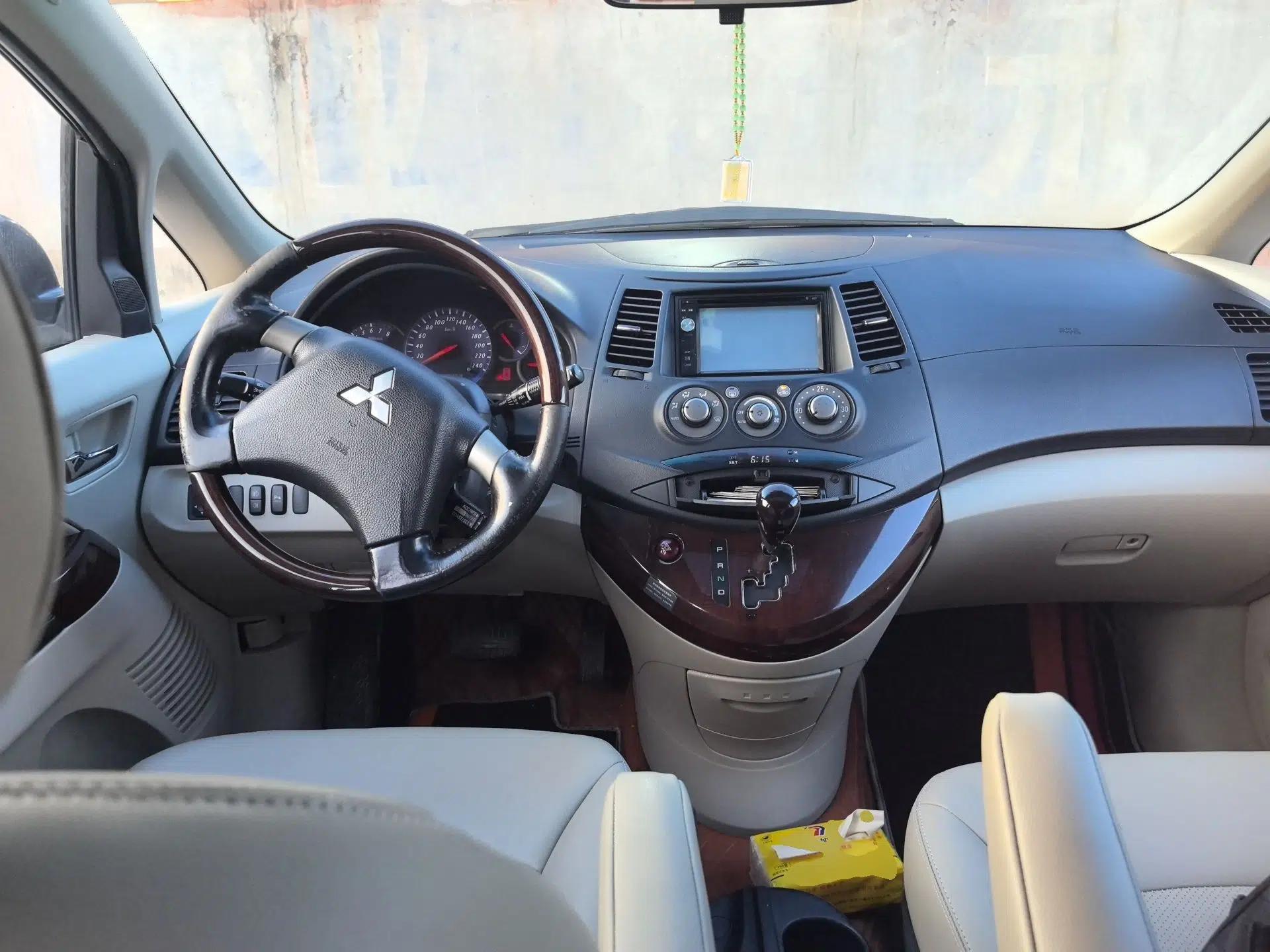 Mitsubishi Grandis 2009 2.4 6-Seater Elite Edition — миниатюра 10