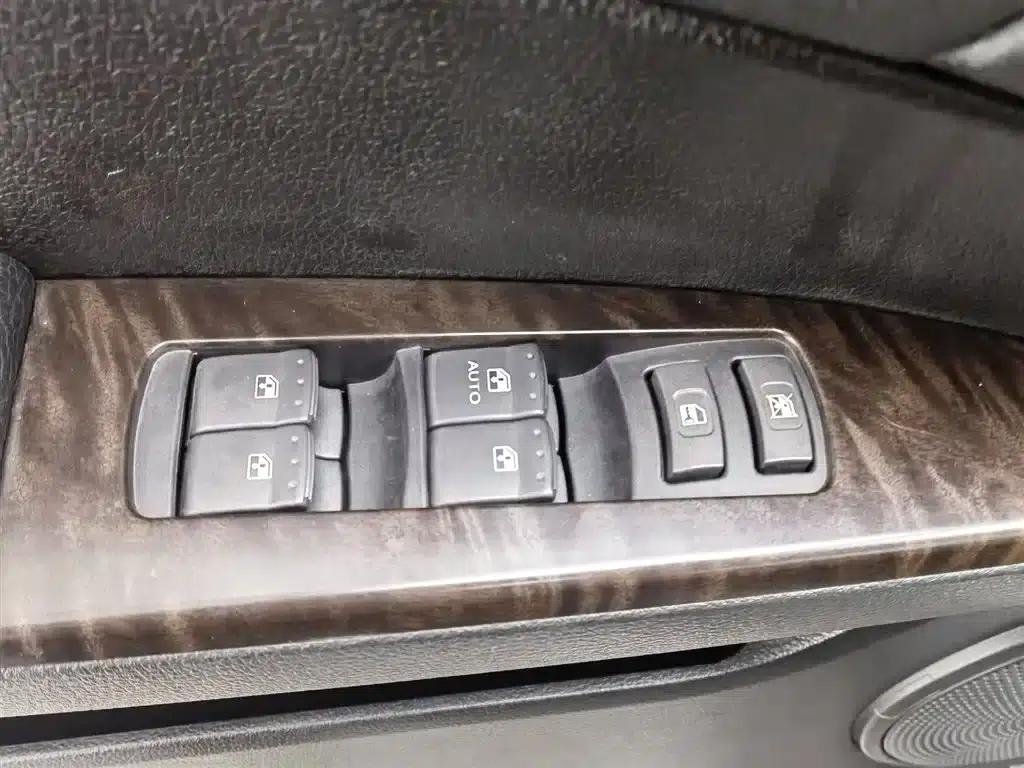 Roewe W5 2013 1.8T 2WD Automatic Sheng Yu Edition — миниатюра 9