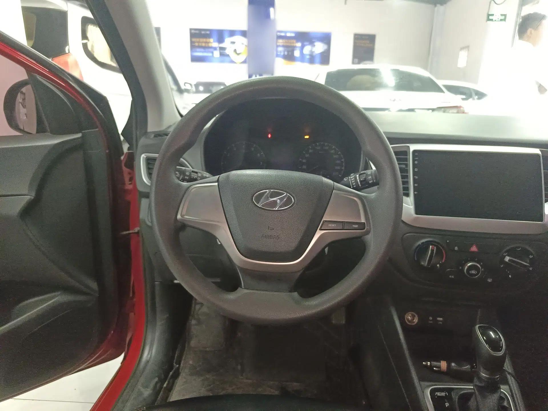 Hyundai Verna RV 2017 1.4L Automatic Cool Edition GLS China VI Standard — миниатюра 14