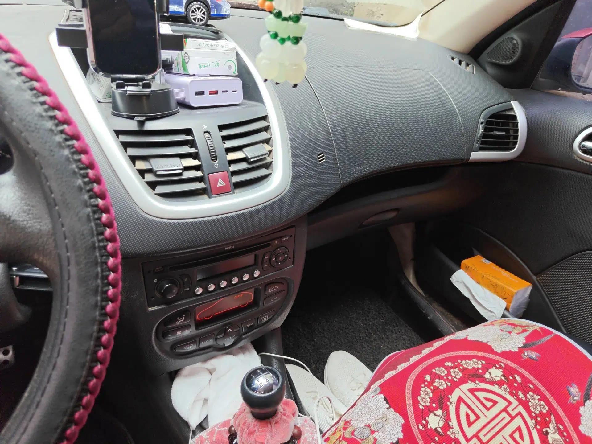 Peugeot 207 2010 Hatchback 1.4L Manual Yule Edition — миниатюра 14