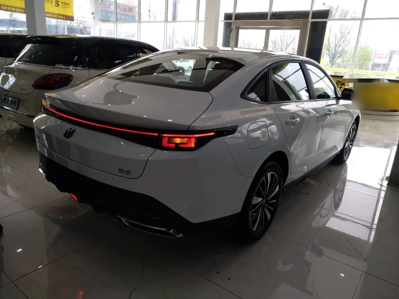 CHANGAN Eado PHEV 2025 Smart New Blue Whale 145KM High-Energy Edition — миниатюра 4