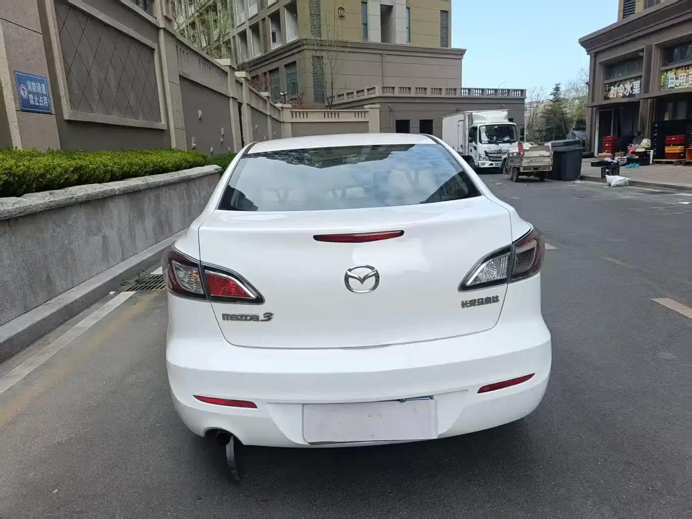 Mazda 3 Axela 2011 Sedan 1.6L Manual Comfort — миниатюра 11