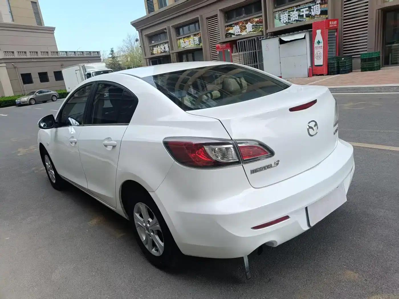 Mazda 3 Axela 2011 Sedan 1.6L Manual Comfort — миниатюра 12