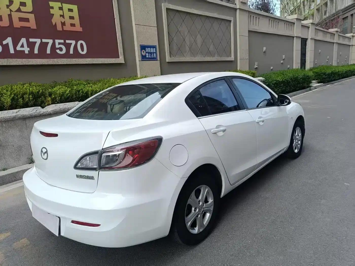 Mazda 3 Axela 2011 Sedan 1.6L Manual Comfort — миниатюра 13