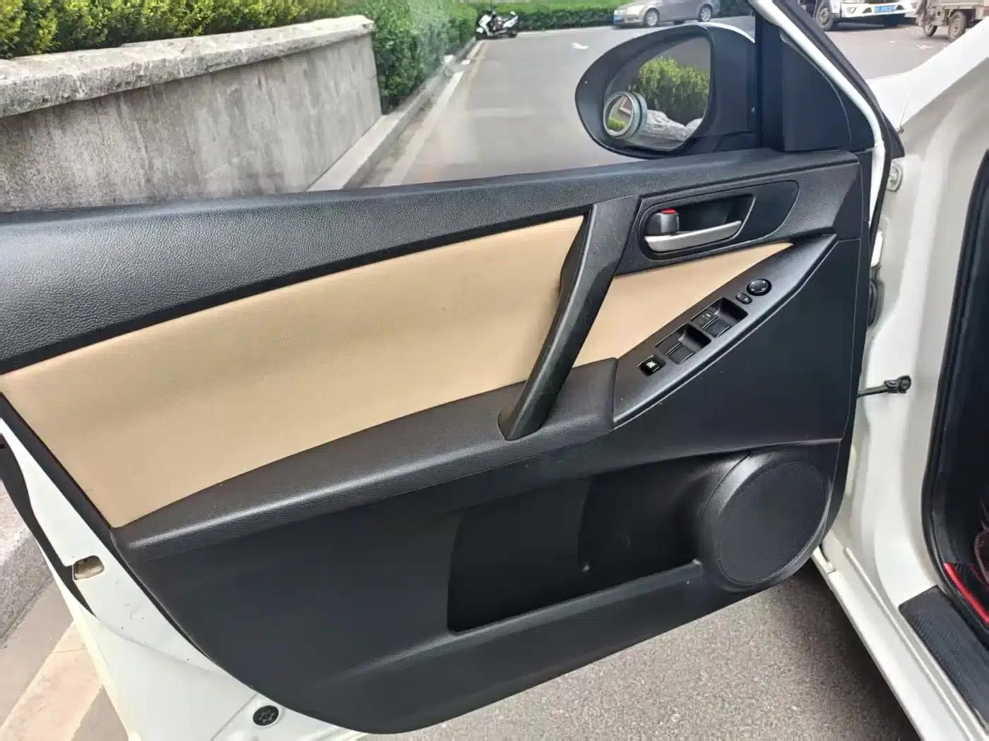 Mazda 3 Axela 2011 Sedan 1.6L Manual Comfort — миниатюра 4