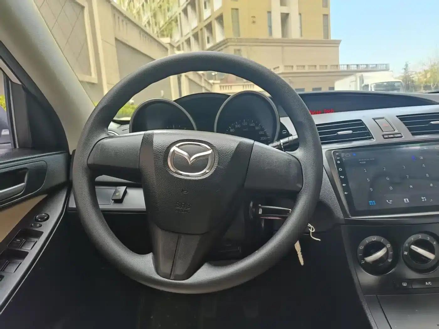 Mazda 3 Axela 2011 Sedan 1.6L Manual Comfort — миниатюра 7