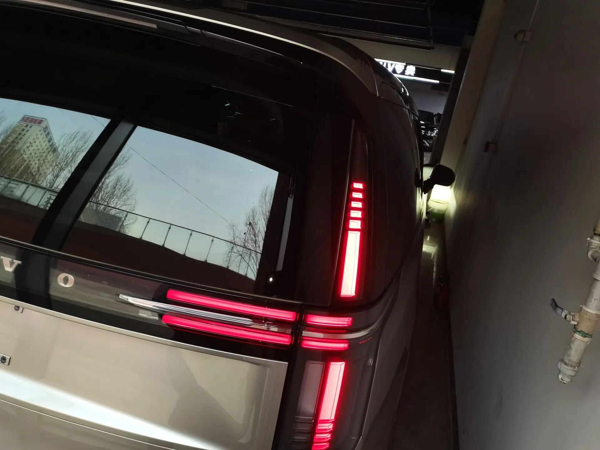 Volvo EM90 2025 Ultra Six-Seater — миниатюра 4