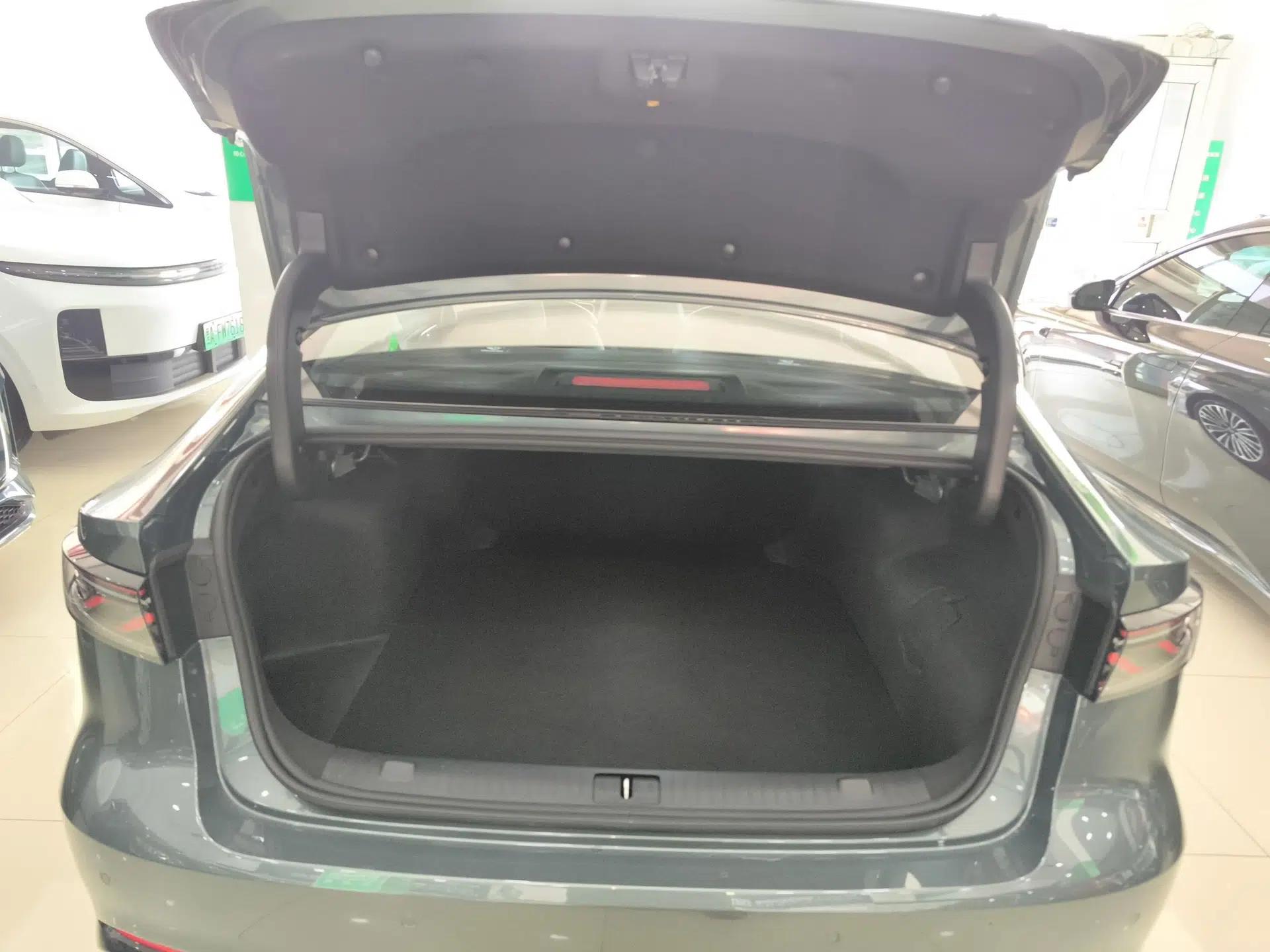 Chery Fengyun A8L 2025 1.5 TGDI 145 km Luxury Version — миниатюра 22