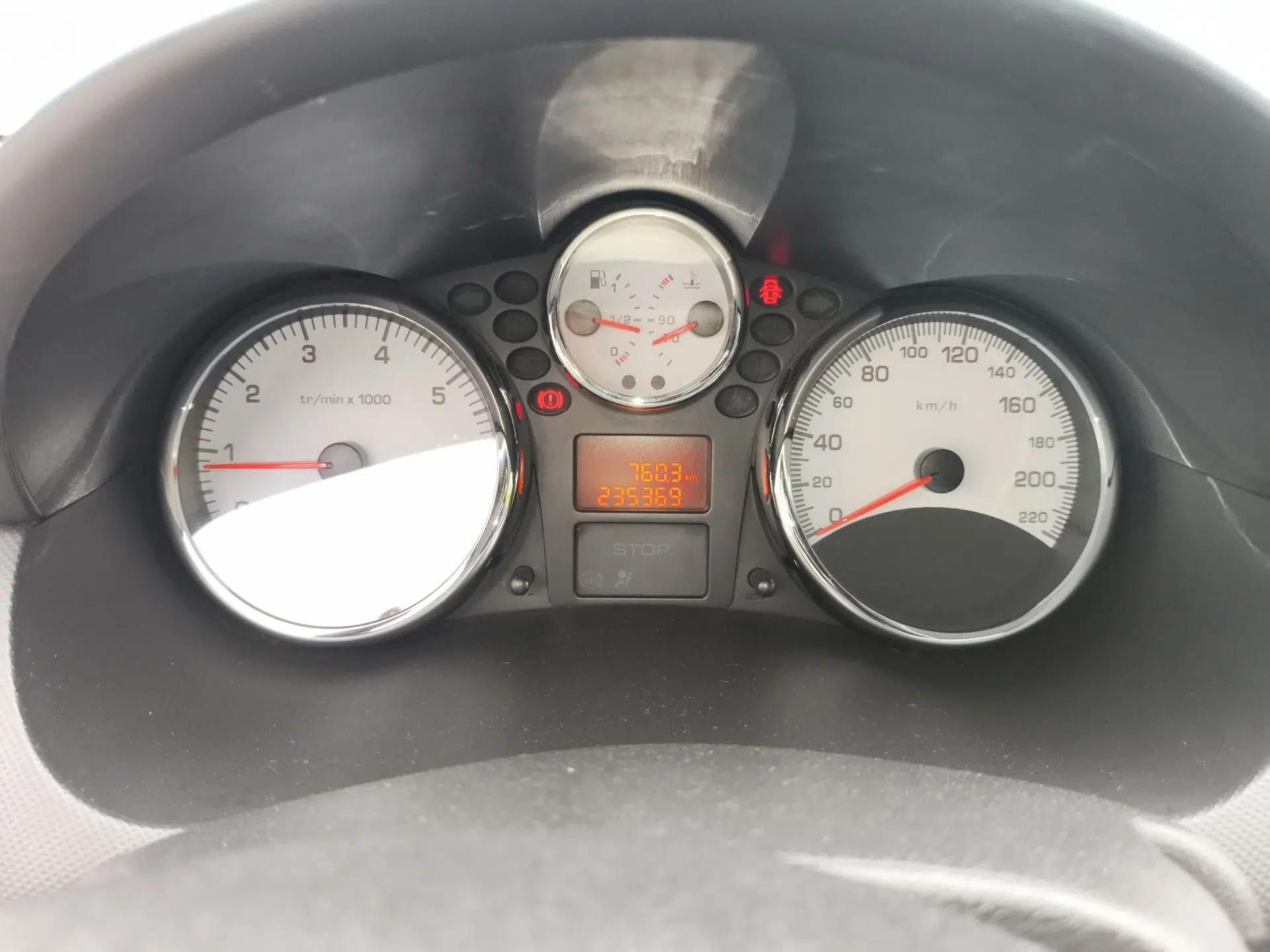 Peugeot 207 2011 Hatchback 1.4L Manual Yule Edition — миниатюра 13