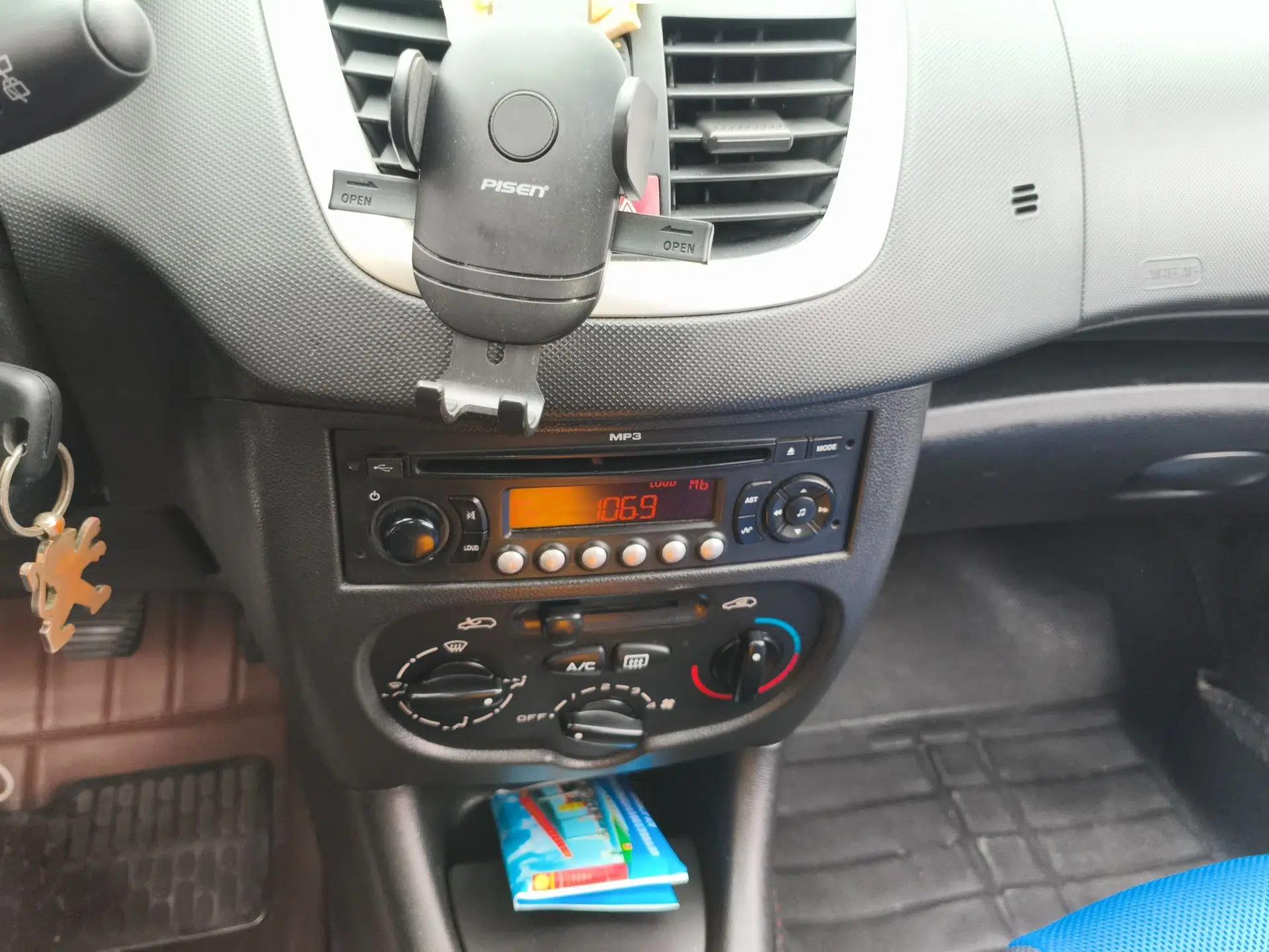 Peugeot 207 2011 Hatchback 1.4L Manual Yule Edition — миниатюра 14