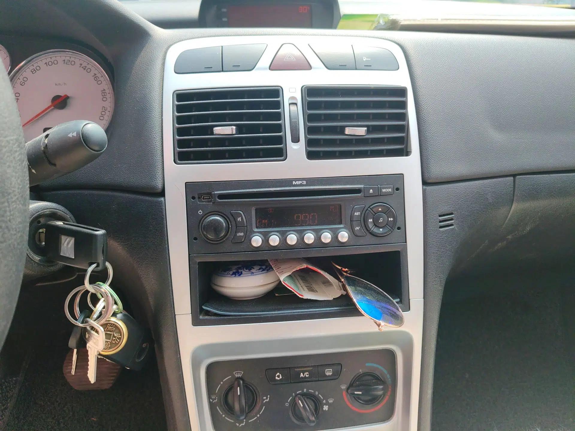 Peugeot 307 2010 Sedan 1.6L Automatic Comfort Edition — миниатюра 14