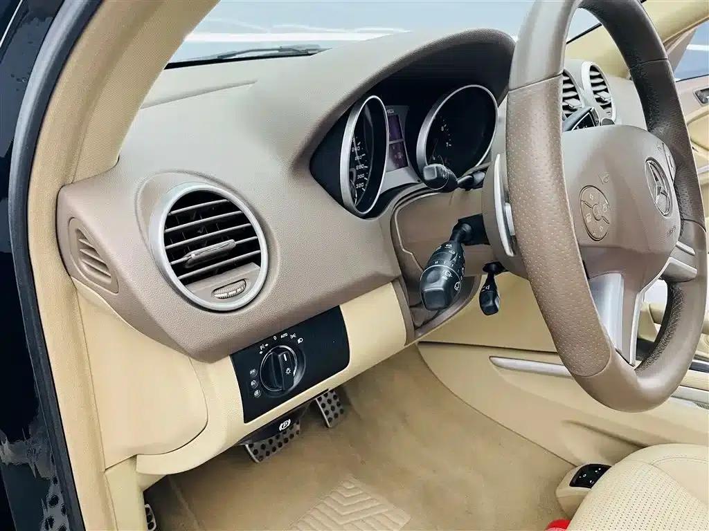 2011 Mercedes-Benz M-Class AMG ML 63 — миниатюра 13