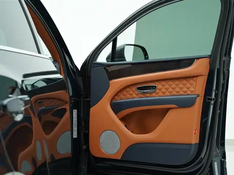 Bentayga Plug-in Hybrid 2021 3.0T PHEV — миниатюра 28