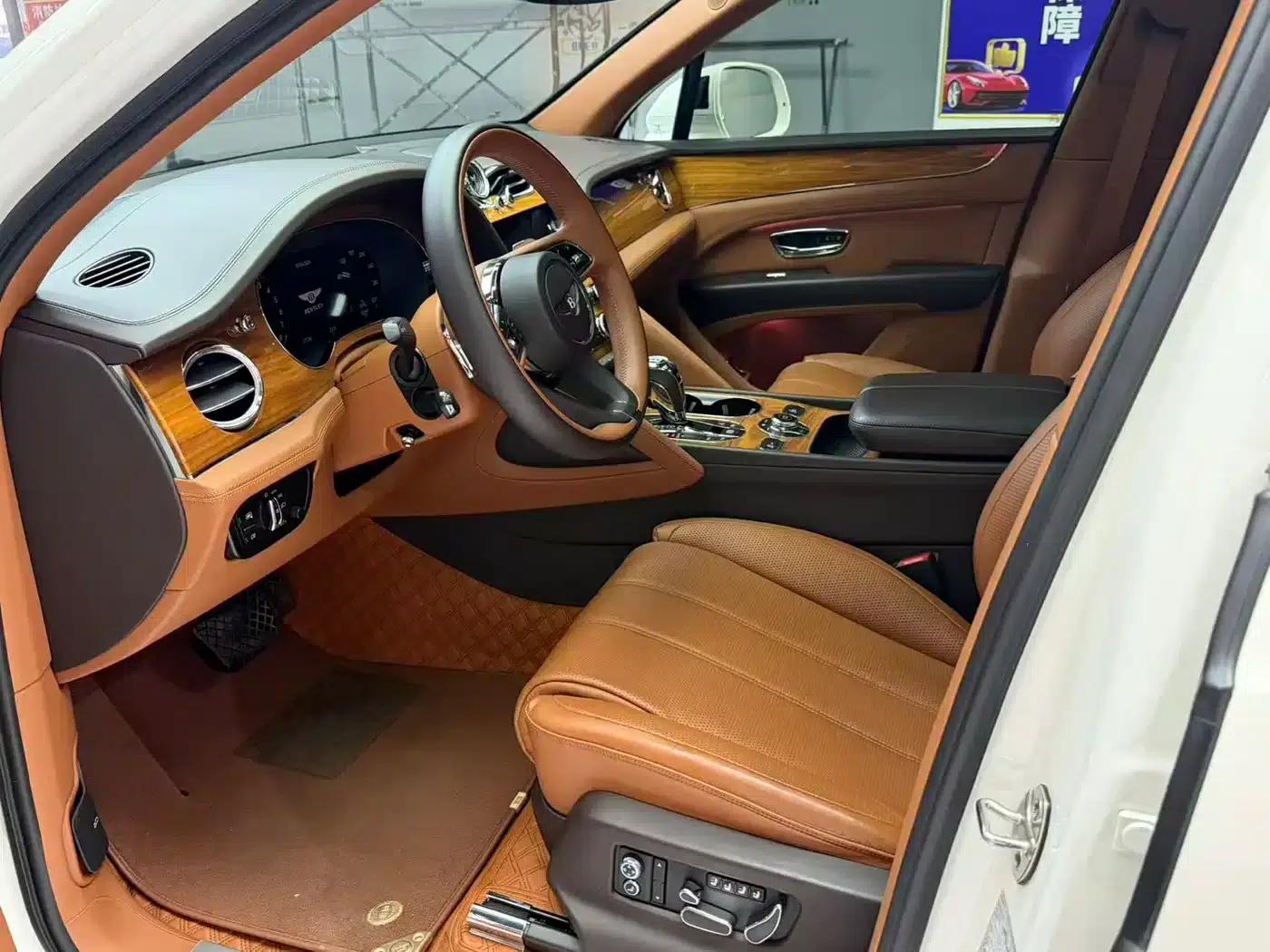 Bentayga Plug-in Hybrid 2021 3.0T PHEV — миниатюра 4