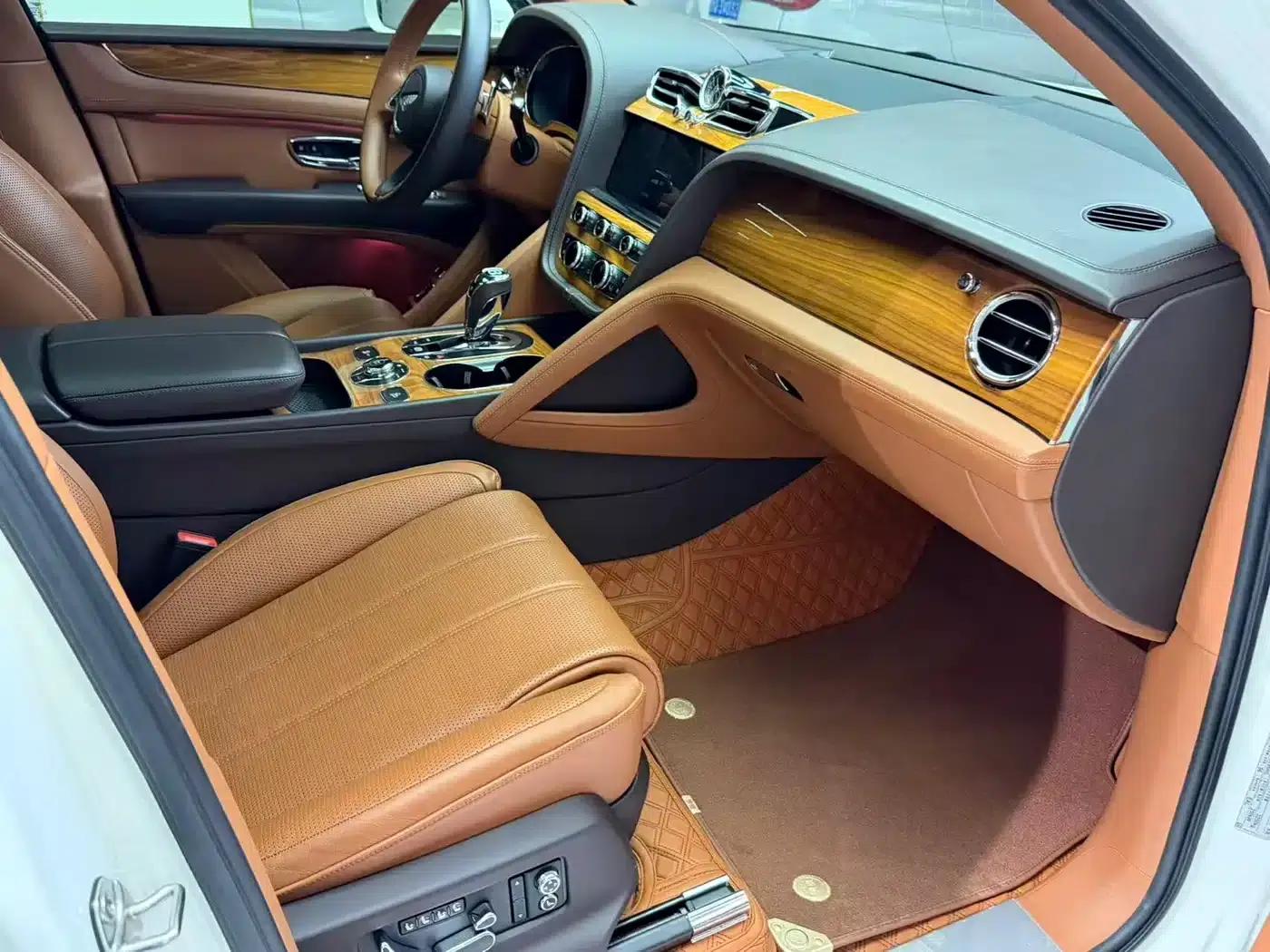 Bentayga Plug-in Hybrid 2021 3.0T PHEV — миниатюра 9