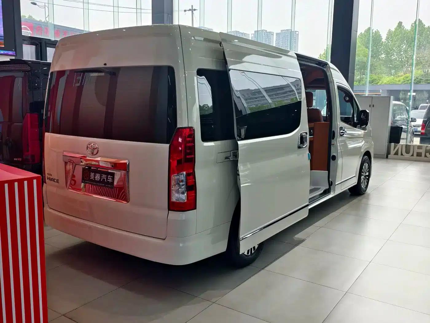 2024 HIACE 2.7L Automatic — миниатюра 9