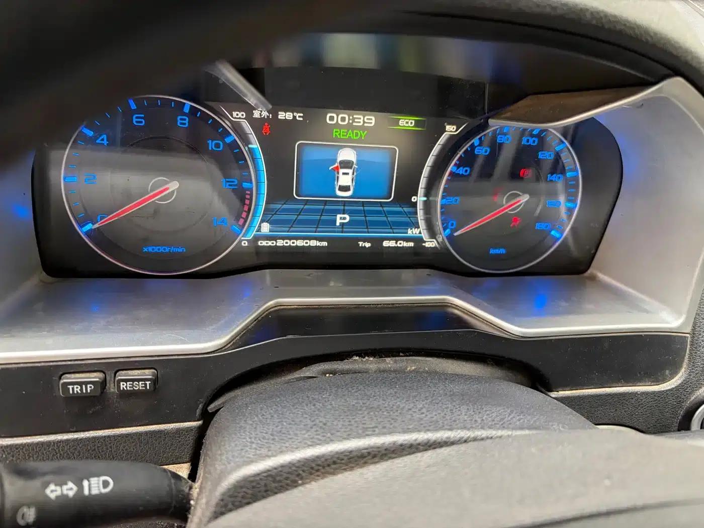 Geely Emgrand EV300 Progressive (2017 Model) — миниатюра 8