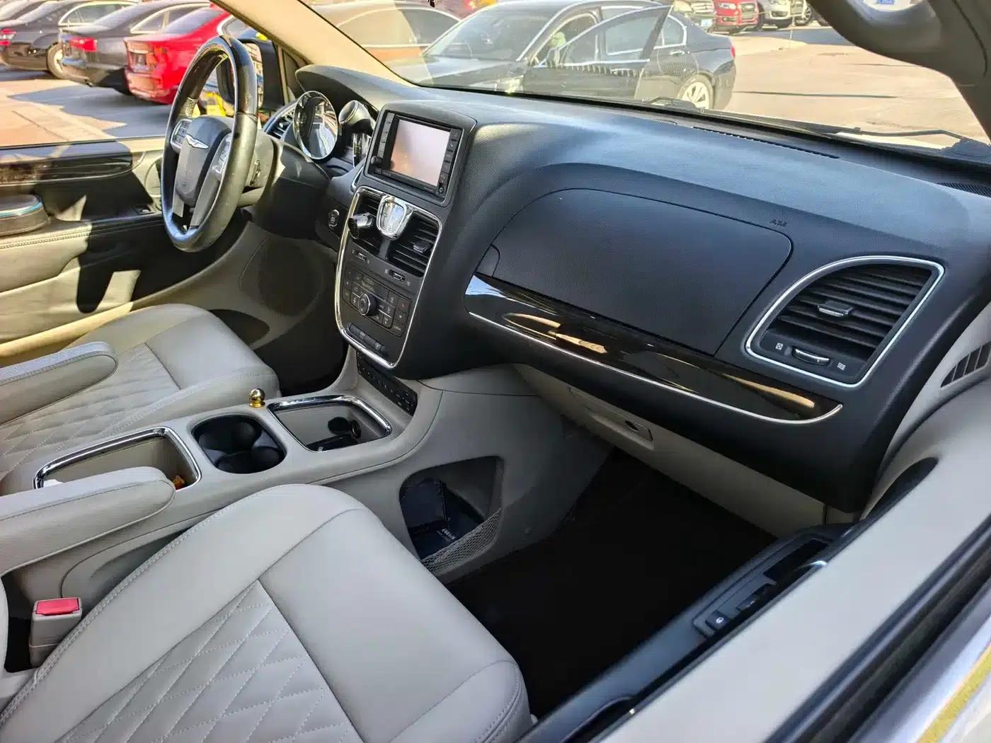 2014 Imported Grand Voyager 3.6L Comfort Edition — миниатюра 17