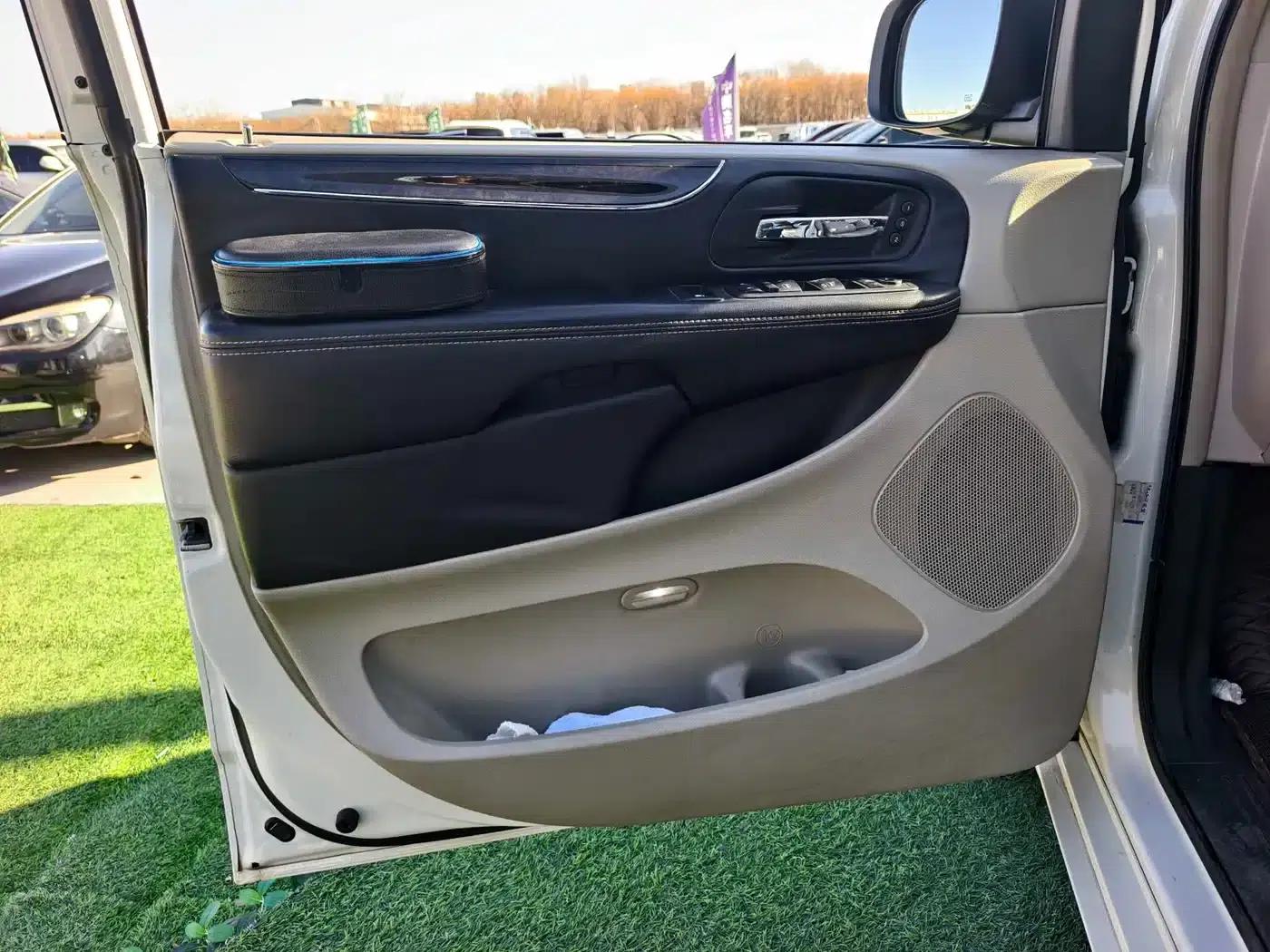 2014 Imported Grand Voyager 3.6L Comfort Edition — миниатюра 5