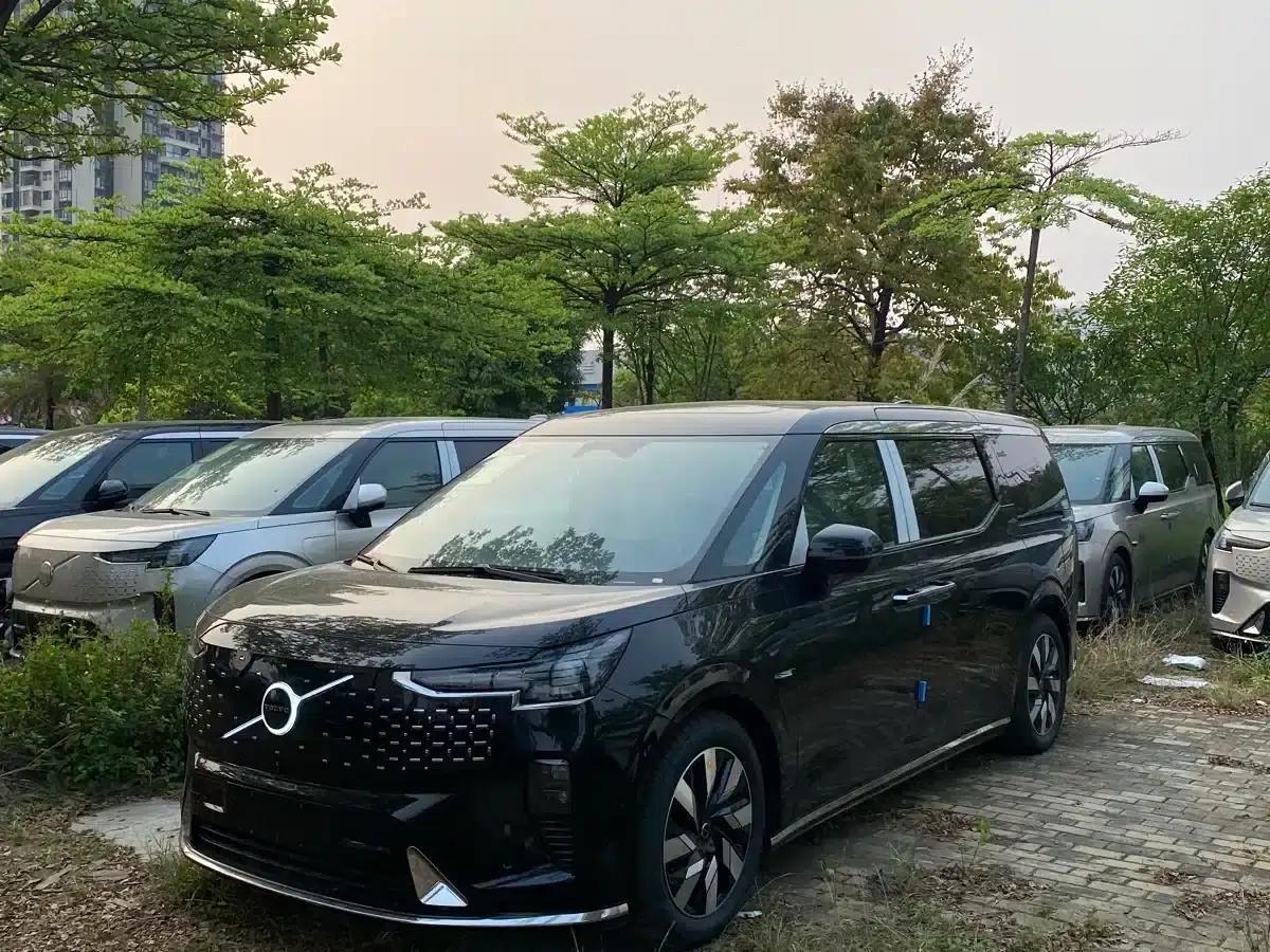 Volvo EM90 2025 Ultra 6-seater — миниатюра 1