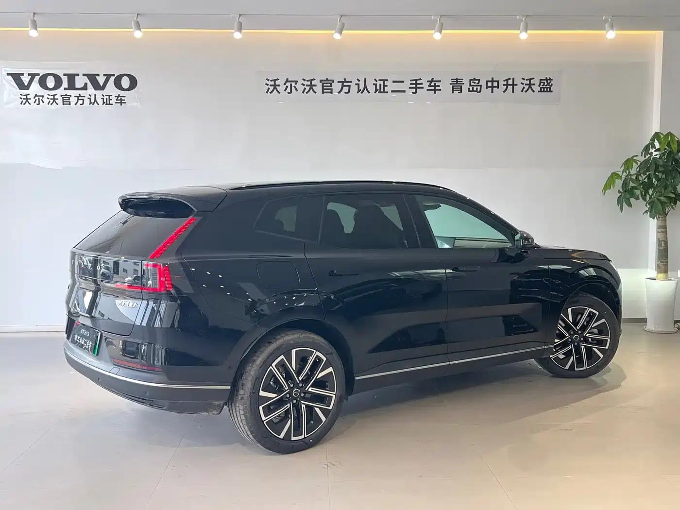 2026 Volvo XC70 Plug-in Hybrid, All-Wheel Drive, Extended Range Plus — миниатюра 4