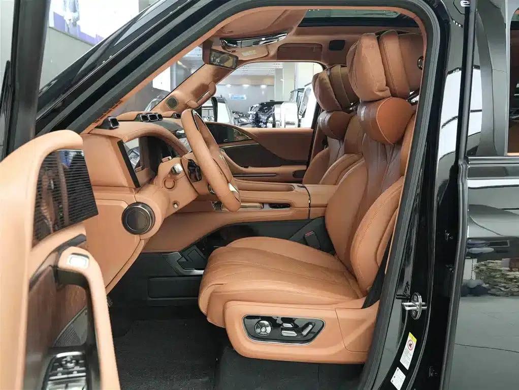 Looking up at the 2023 U8 Luxury Edition — миниатюра 11
