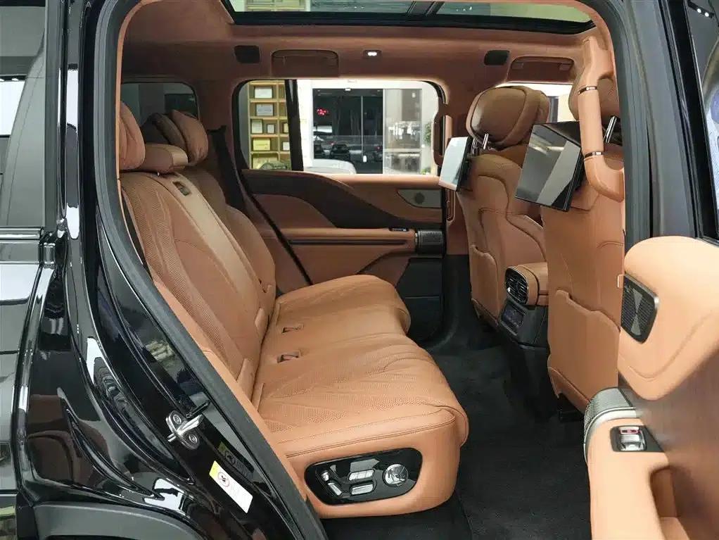 Looking up at the 2023 U8 Luxury Edition — миниатюра 13