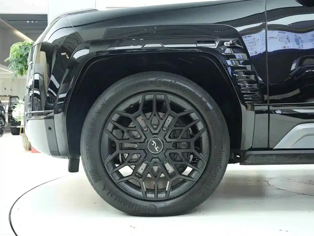 Looking up at the 2023 U8 Luxury Edition — миниатюра 25