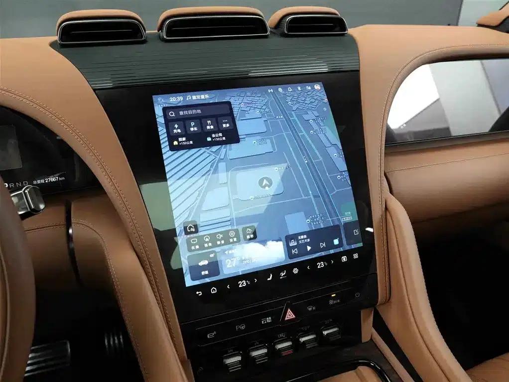 Looking up at the 2023 U8 Luxury Edition — миниатюра 9