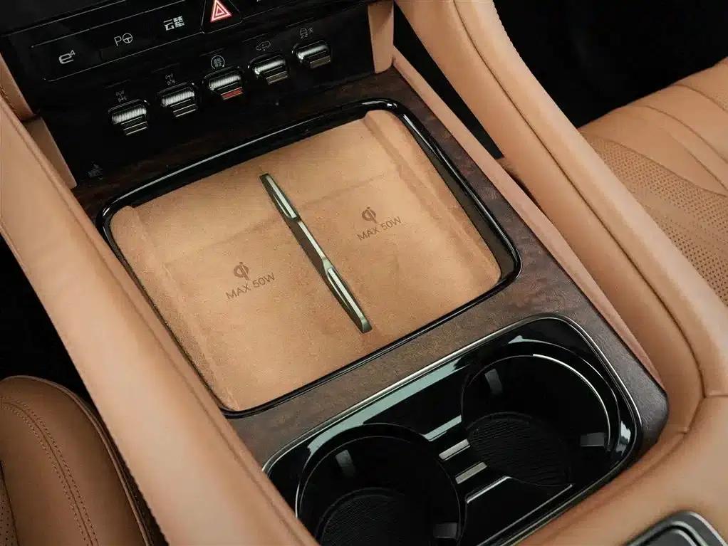 Looking up at the 2023 U8 Luxury Edition — миниатюра 10