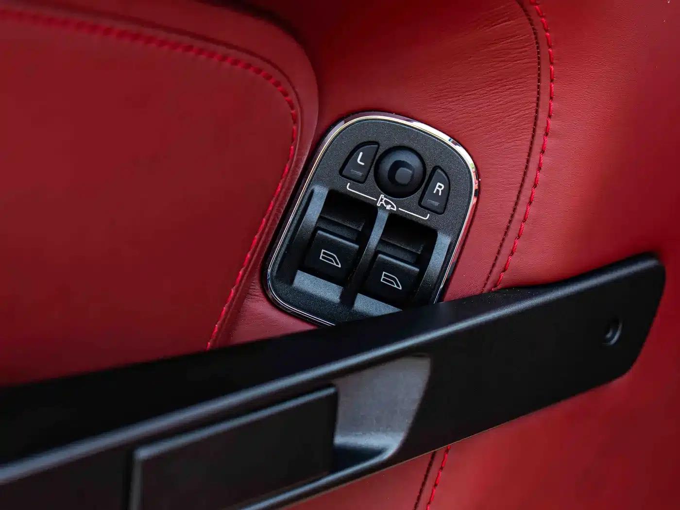 2012 V8 Vantage 4.7L S Roadster — миниатюра 19