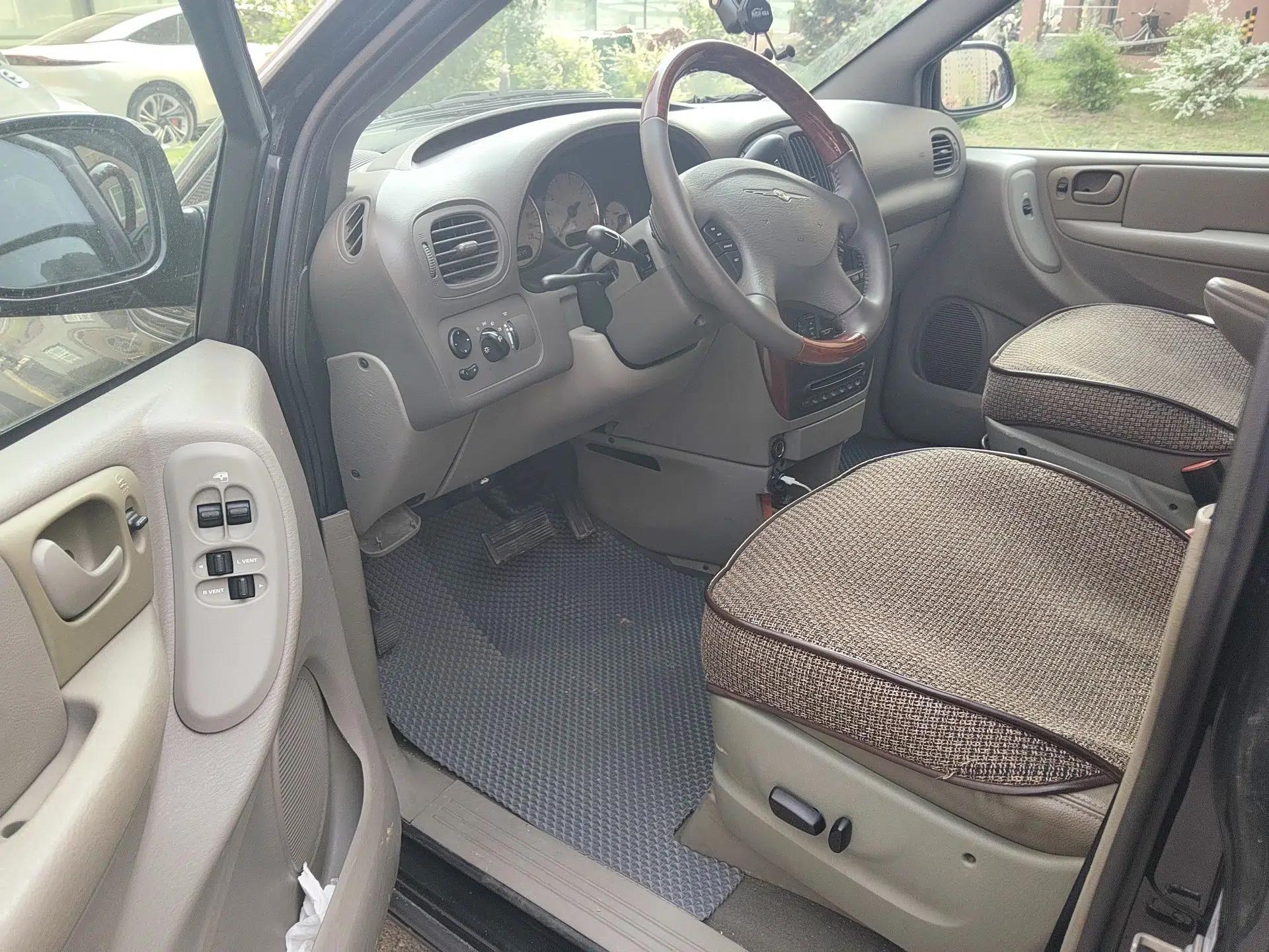 Chrysler Grand Voyager 2012 3.0L Ultimate Edition — миниатюра 17