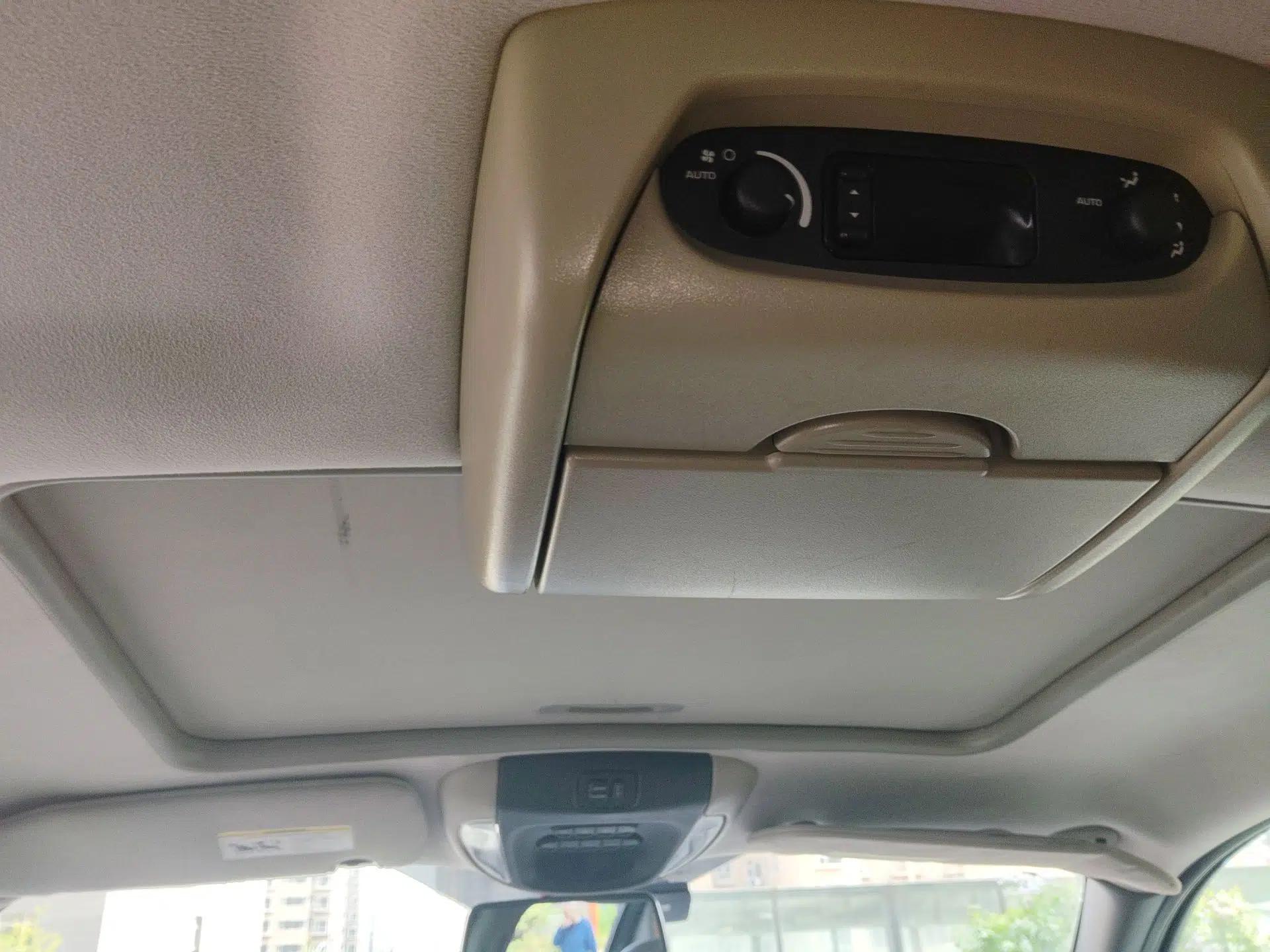 Chrysler Grand Voyager 2012 3.0L Ultimate Edition — миниатюра 19
