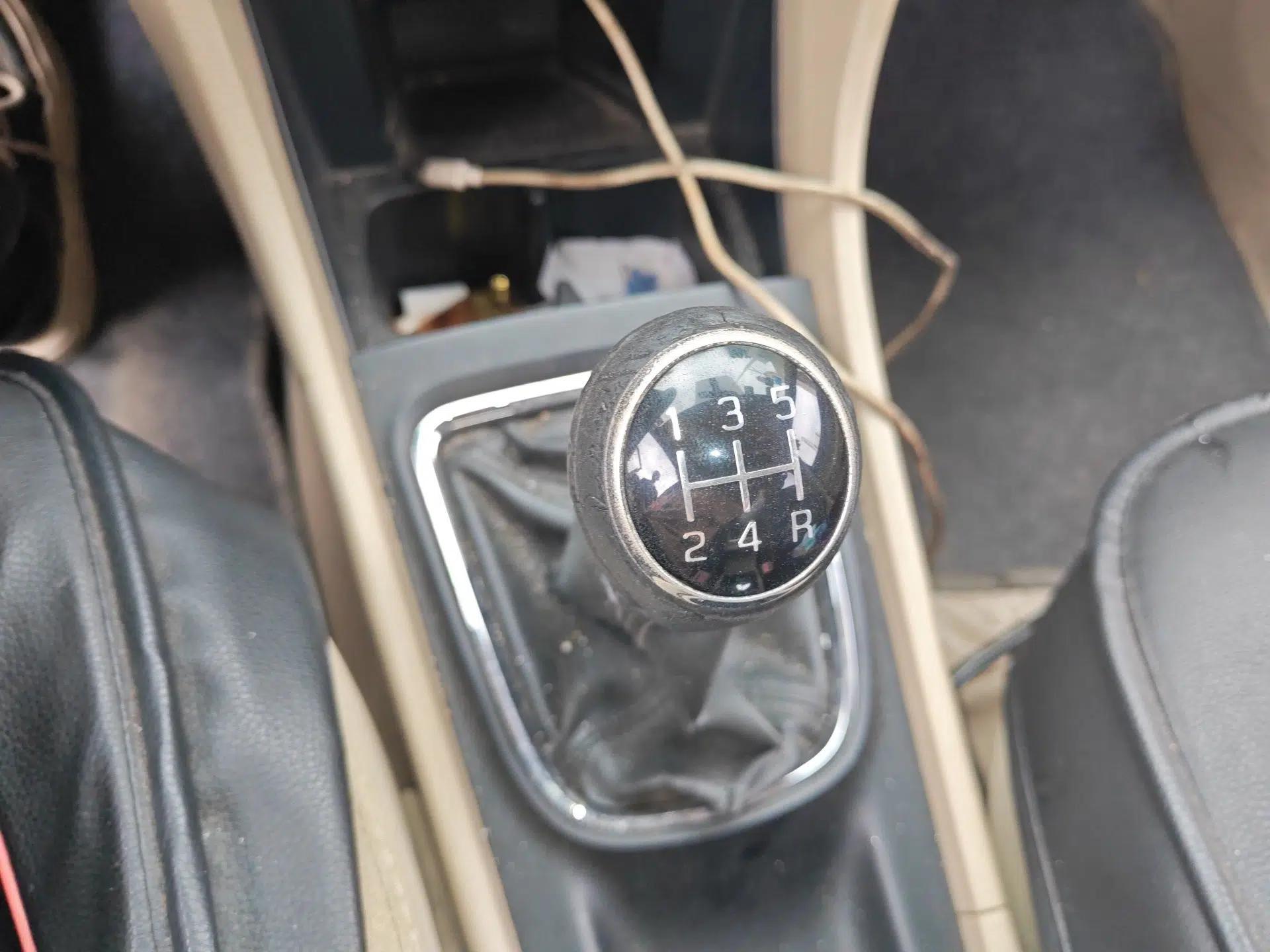 Suzuki Alivio 2015 1.6L Manual Comfort Model — миниатюра 15