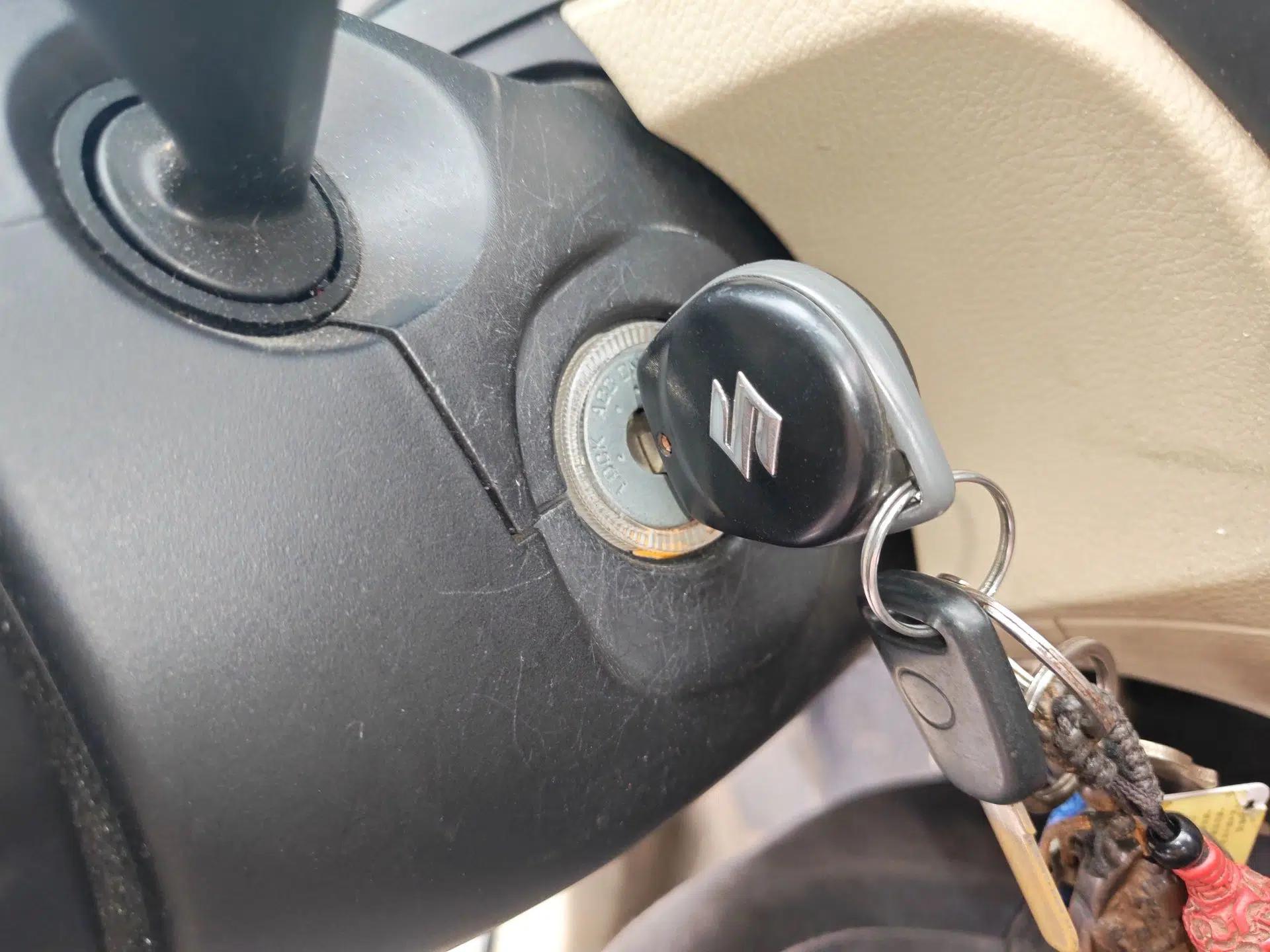 Suzuki Alivio 2015 1.6L Manual Comfort Model — миниатюра 9