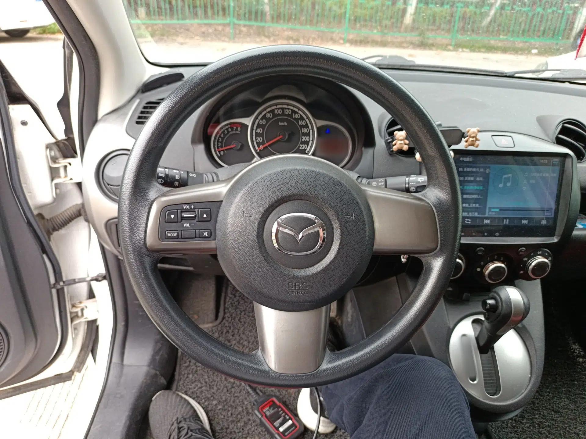 Mazda 2 2012 Hatchback Xuan Dong 1.5L Automatic Value Edition — миниатюра 14