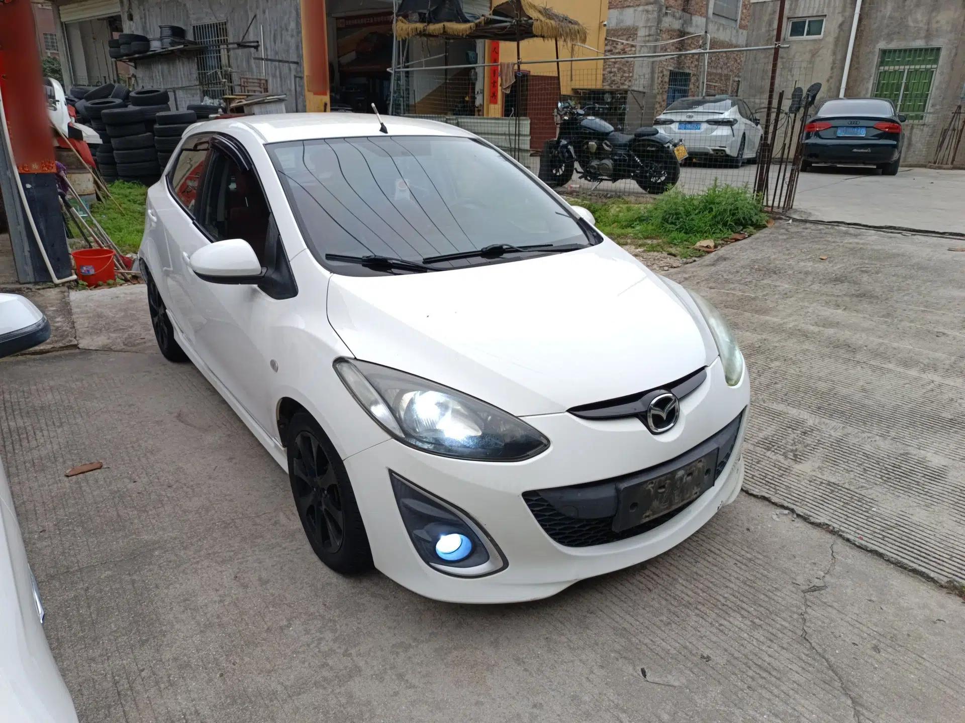 Mazda 2 2012 Hatchback Xuan Dong 1.5L Automatic Value Edition — миниатюра 3