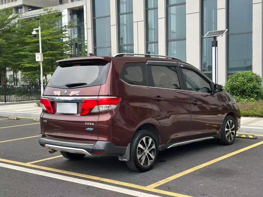Venucia M50V 2017 1.6L XL CVT Luxury Edition — миниатюра 6