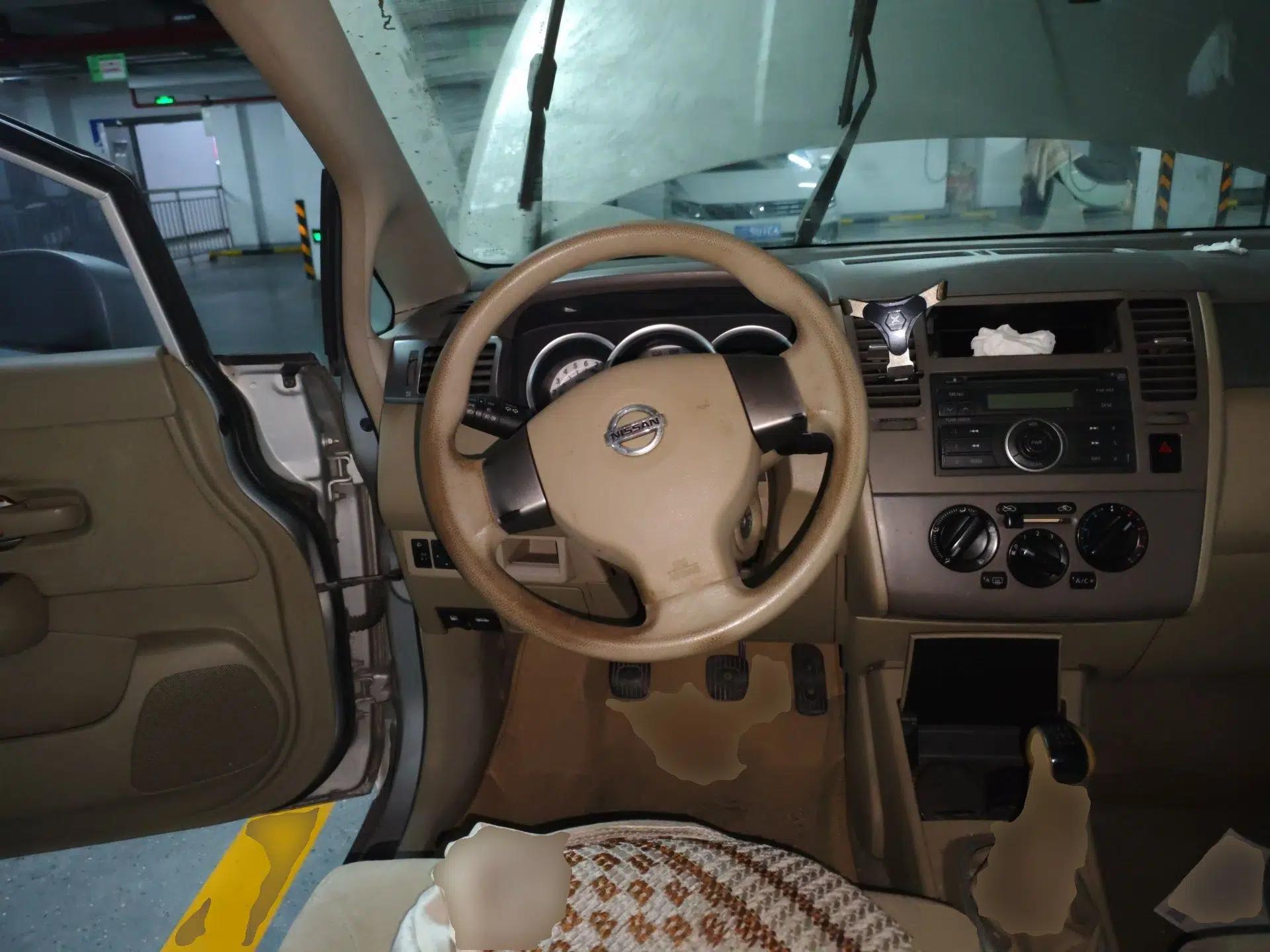 Nissan Tiida Sedan 2008 1.6L Manual Fashion Edition — миниатюра 11