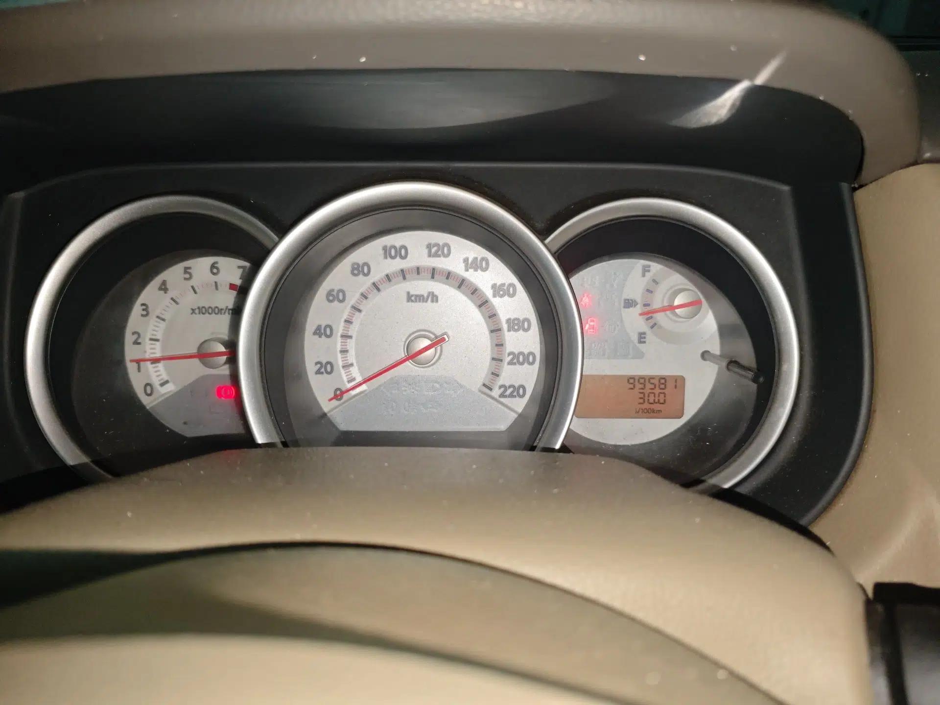 Nissan Tiida Sedan 2008 1.6L Manual Fashion Edition — миниатюра 12