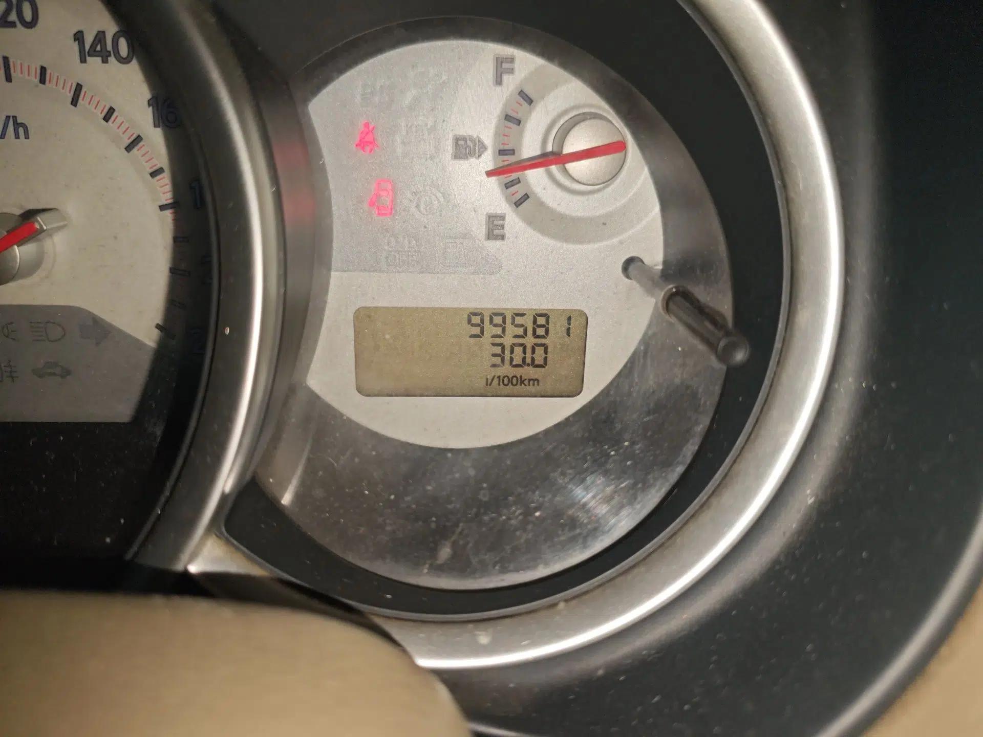 Nissan Tiida Sedan 2008 1.6L Manual Fashion Edition — миниатюра 13