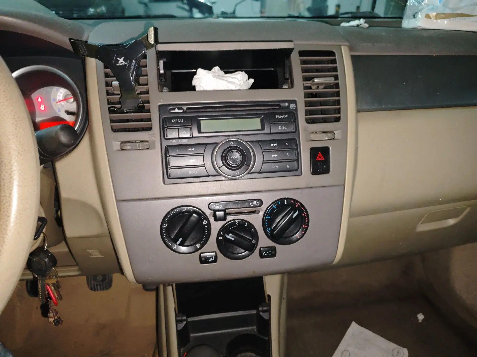 Nissan Tiida Sedan 2008 1.6L Manual Fashion Edition — миниатюра 14