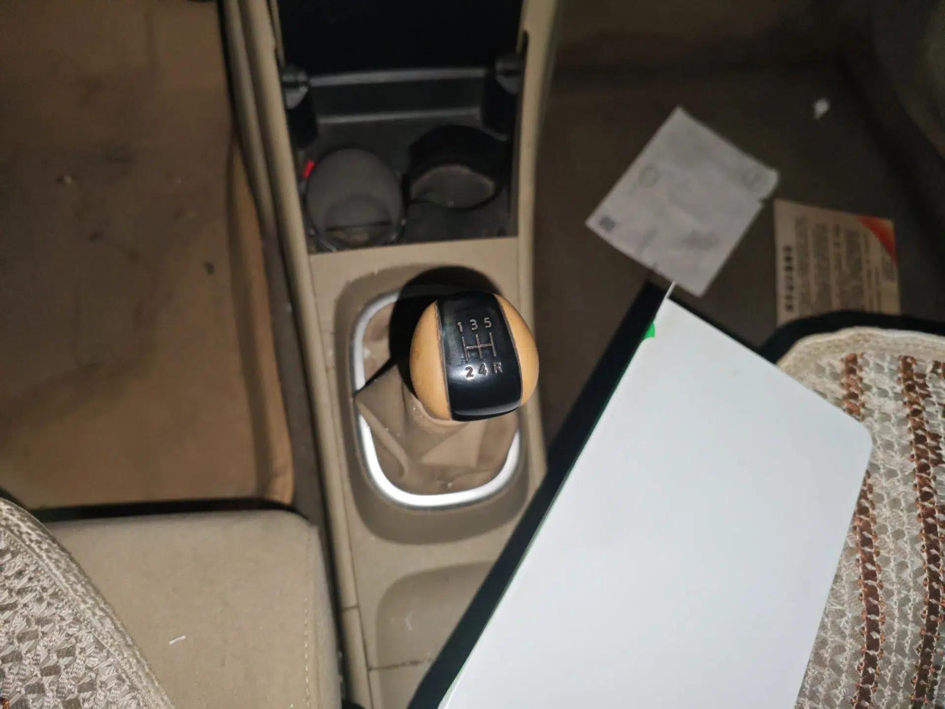 Nissan Tiida Sedan 2008 1.6L Manual Fashion Edition — миниатюра 15