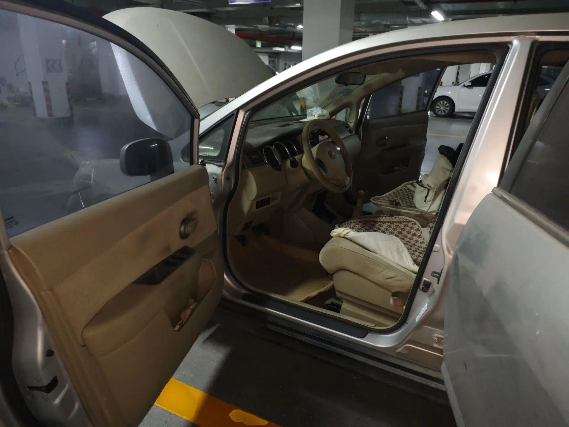 Nissan Tiida Sedan 2008 1.6L Manual Fashion Edition — миниатюра 17