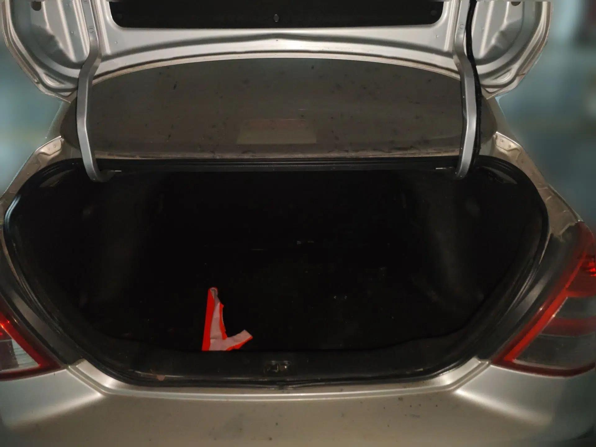 Nissan Tiida Sedan 2008 1.6L Manual Fashion Edition — миниатюра 20