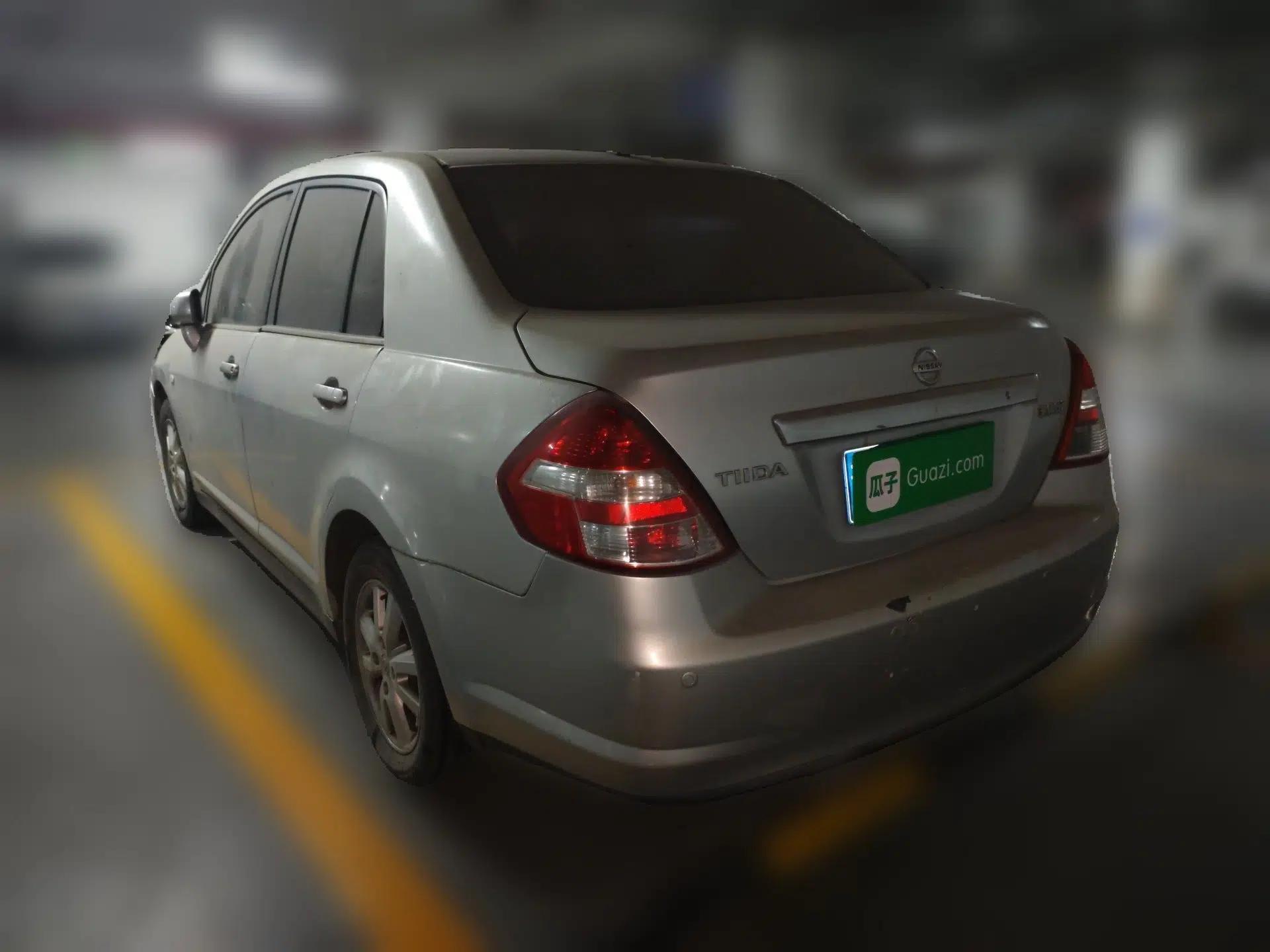 Nissan Tiida Sedan 2008 1.6L Manual Fashion Edition — миниатюра 4